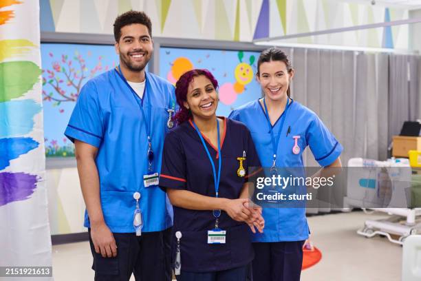 equipo de enfermería pediátrica en la sala de niños - hospital infantil fotografías e imágenes de stock