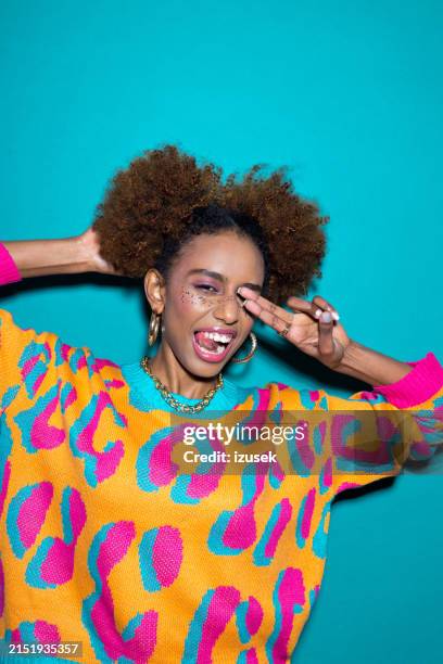 gen z excited young woman - zwinkern stock-fotos und bilder