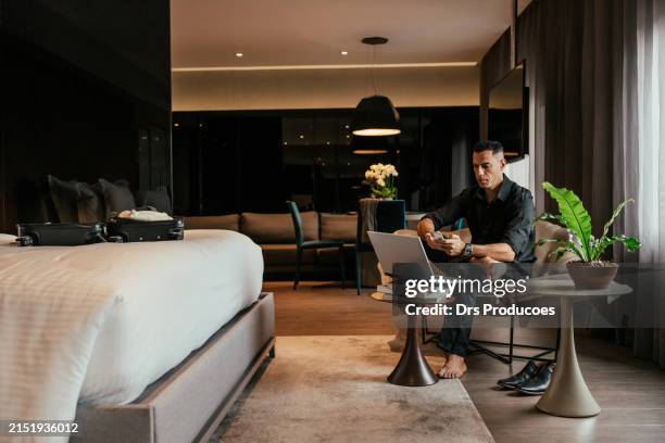 geschäftsmann arbeitet im hotelzimmer - hotel room stock-fotos und bilder