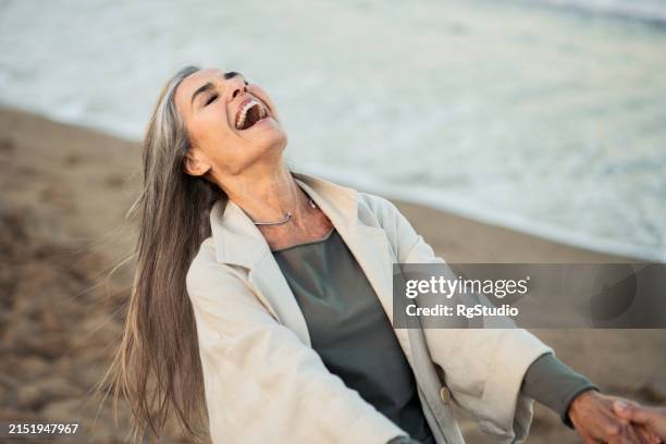 glückliche reife frau, die einen romantischen urlaub genießt - ehefrau stock-fotos und bilder