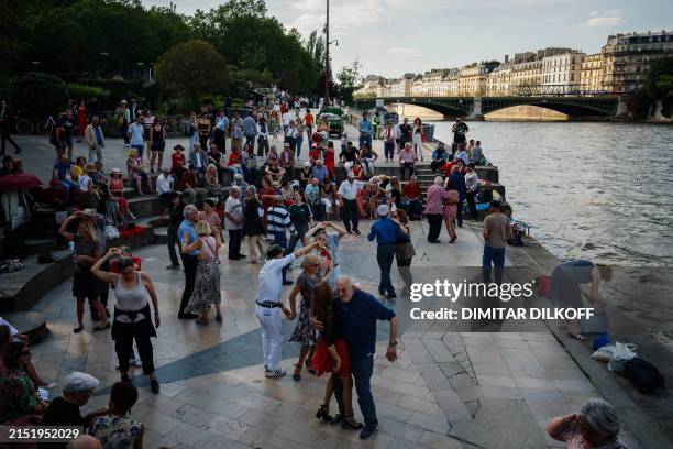 Paris Dancing Riverside 6,802 Hot Dancing Stock Photos, High-Res Pictures, and Images - Getty ...