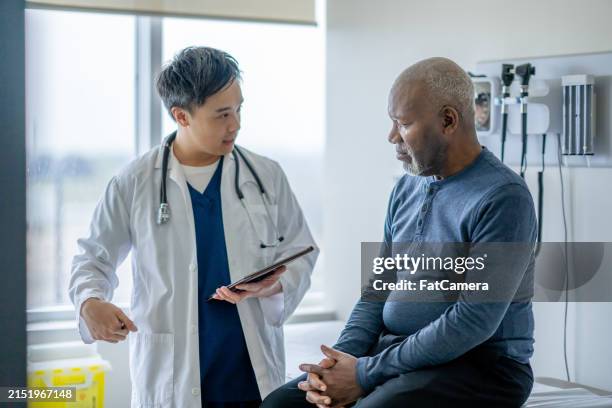 senior medical exam - sexo masculino imagens e fotografias de stock