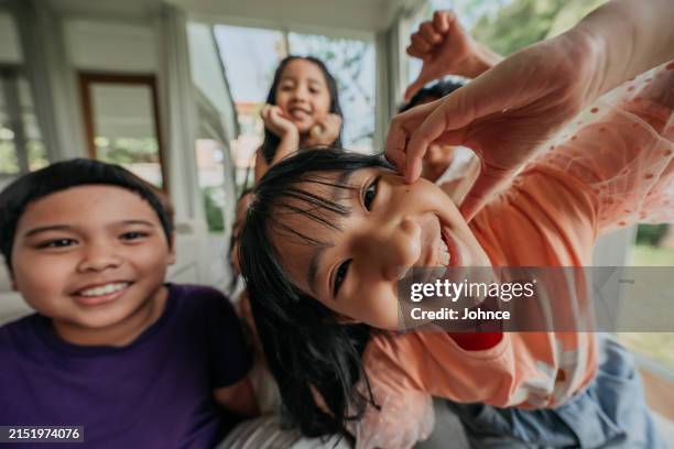 kids taking selfies - criança mal educada imagens e fotografias de stock