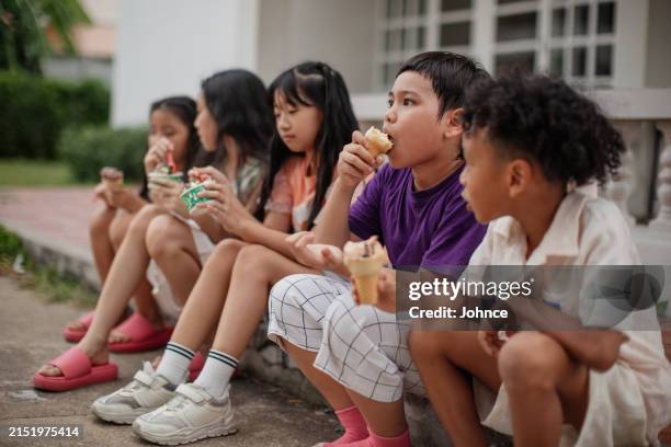 kinder genießen eis - boy and girl eating ice cream stock-fotos und bilder