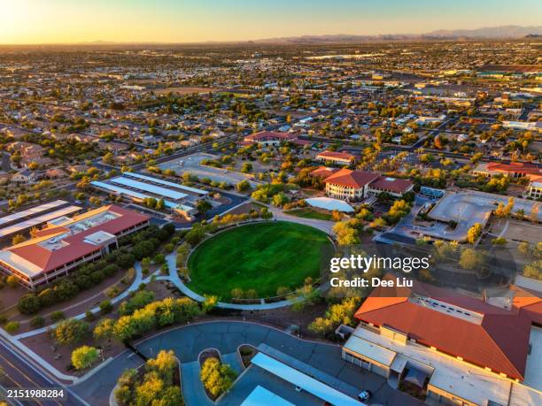 peoria, arizona luftaufnahme zur goldenen stunde - arizona stock-fotos und bilder