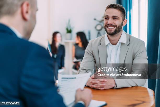 candidati che hanno un colloquio. - colloquio di lavoro foto e immagini stock