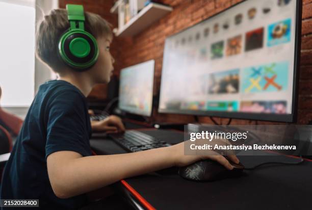 10,256 Children Playing Computer Games Stock Photos, High-Res Pictures ...