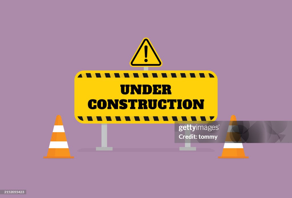 Panneau en construction avec cône de signalisation pour le concept de sécurité