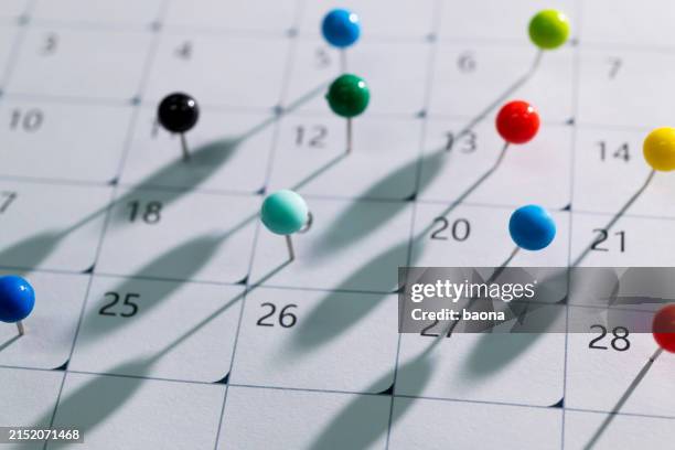 colored pins on the calendar - calendar timeline bildbanksfoton och bilder