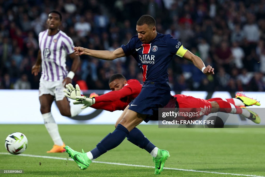 TOPSHOT-CORRECTION / FBL-FRA-LIGUE1-PSG-TOULOUSE