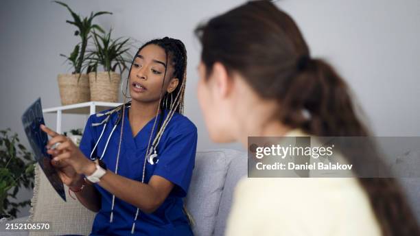 latin female gp doing home visit. home caregiver. - variante delta do sars cov 2 - fotografias e filmes do acervo