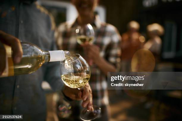 weißwein inein glas gießen! - weißwein stock-fotos und bilder