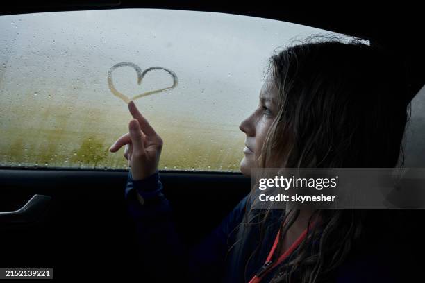 ¡forma de corazón en la ventana de un automóvil! - condensación fotografías e imágenes de stock