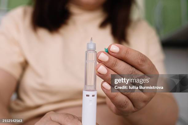 subcutaneous injections of insulin for glycemic control in type 2 diabetes patients - insulina fotografías e imágenes de stock
