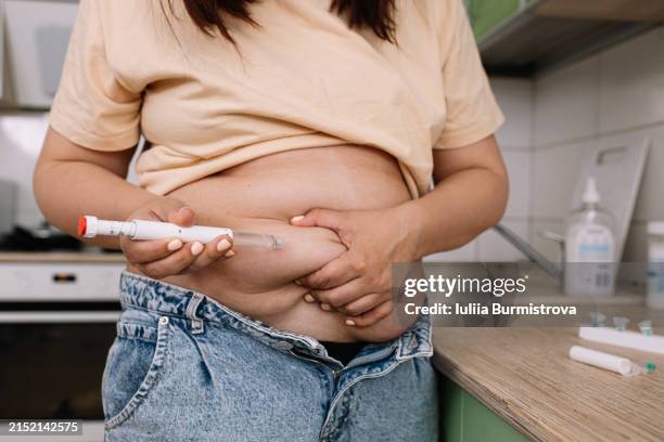 weekly injections of glp-1 receptor agonist for improved glucose regulation in type 2 diabetes - iniettare foto e immagini stock