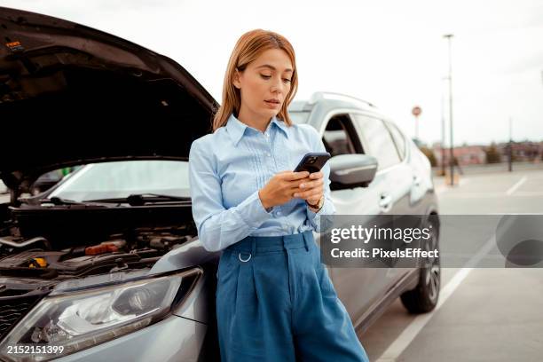her car has just broken down - assistência na estrada imagens e fotografias de stock