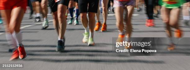 defocused amateur people running fast in the city, blurred motion abstract sports background - parte inferior imagens e fotografias de stock