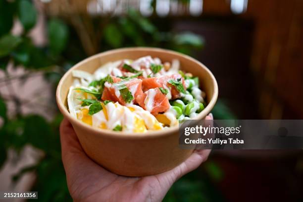frau hält essen zum mitnehmen in der hand. - subjektive kamera ungewöhnliche ansicht stock-fotos und bilder