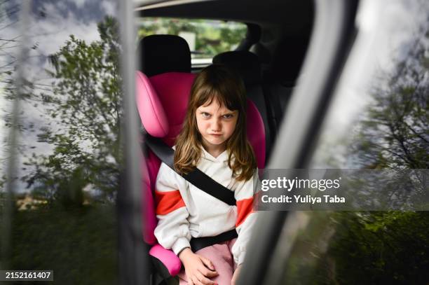 enfant faisant la grimace à l’intérieur d’une voiture. - grimace de crispation photos et images de collection