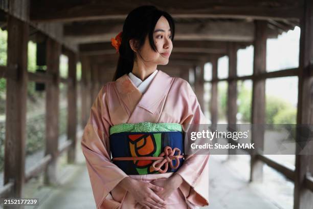 donna turista asiatica che indossa un kimono in un santuario e in un tempio - abiti da cerimonia foto e immagini stock