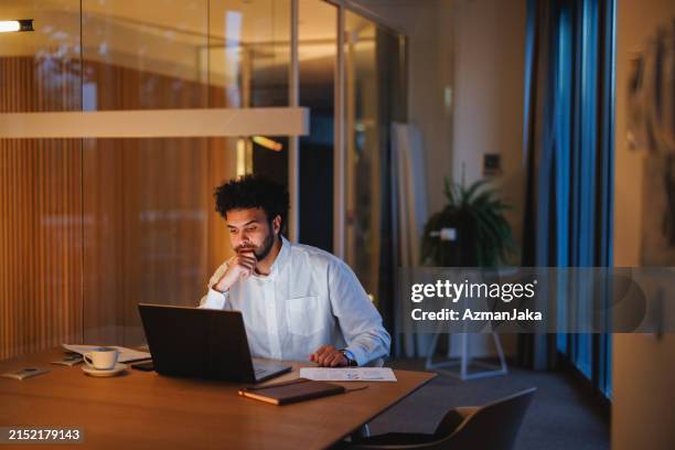 focused entrepreneur working late in office - working overtime stock pictures, royalty-free photos & images