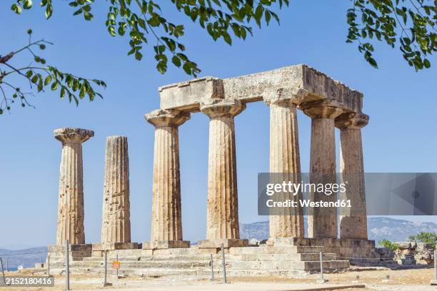 archaic temple of apollo, dorian columns, corinth, greece - templo de apolo corinto imagens e fotografias de stock