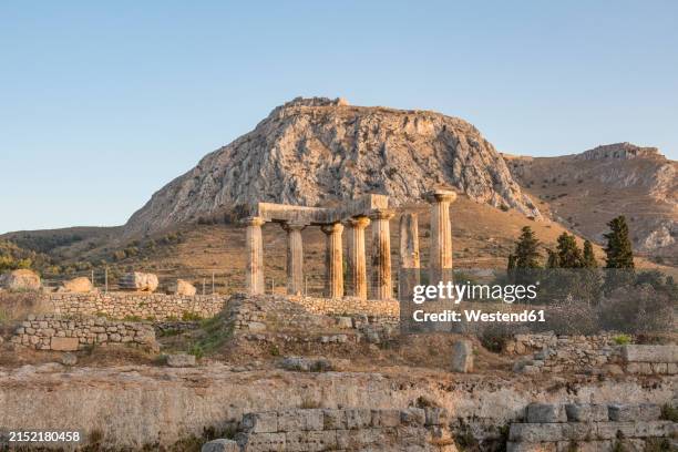 archaic temple of apollo, dorian columns, corinth, greece - templo de apolo corinto imagens e fotografias de stock