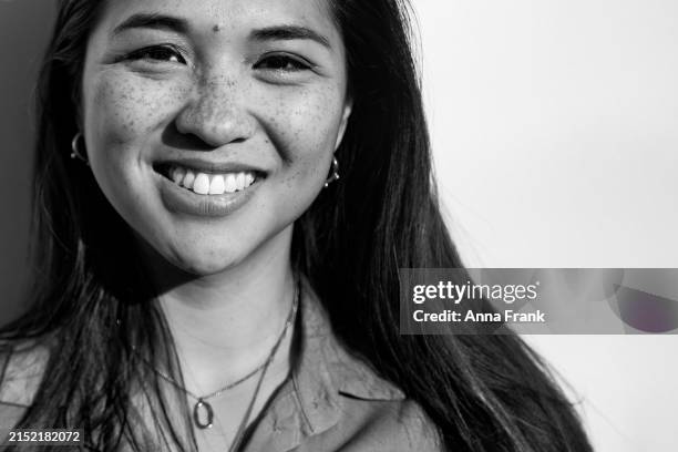 golden radiance: portrait of grace at sunset - blanco y negro fotografías e imágenes de stock