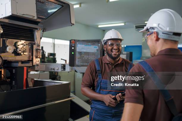 Manufacturing Conversation 1,316 Casual Conversation Manufacturing Stock Photos, High-Res Pictures ...