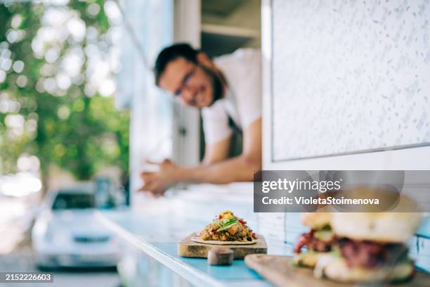 felice giovane proprietario di un camion di cibo. - furgone ambulante foto e immagini stock