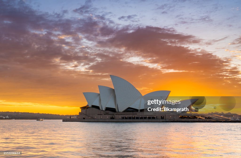 Nascer do sol de tirar o fôlego sobre a Ópera de Sydney no famoso porto de Sydney em Sydney Austrália