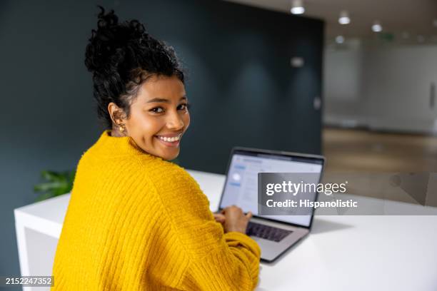 femme d’affaires travaillant sur son ordinateur portable lors d’un coworking - regarder par dessus son épaule photos et images de collection