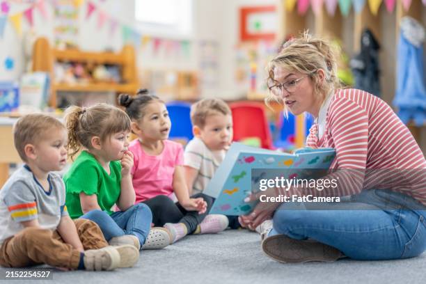 leggere è divertente! - maestra foto e immagini stock