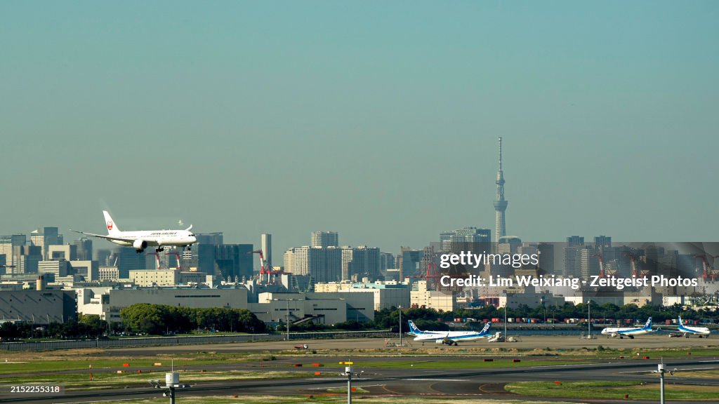 Avión de Japan Airlines aterrizando en el aeropuerto de Haneda en Tokio