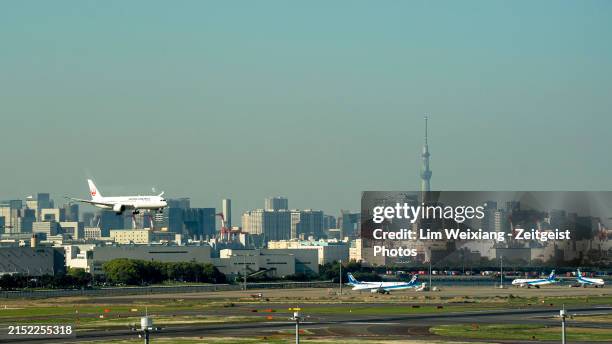 japan airlines plane landing at haneda airport in tokyo - flight path stock pictures, royalty-free photos & images