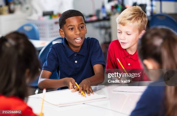 mittelschüler in der klasse machen eine schreibaufgabe - schüler der junior high school stock-fotos und bilder