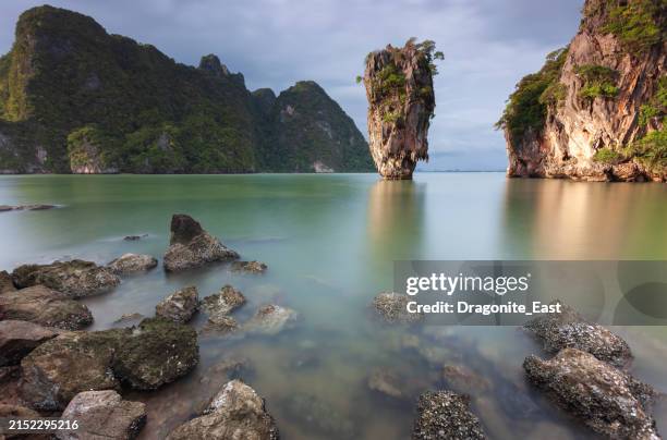 isola di james bond nella baia di phang nga, phuket, thailandia - provincia di phang nga foto e immagini stock