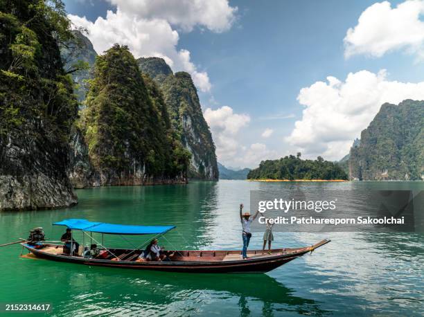 lake khao sok - parc national de kao sok photos et images de collection