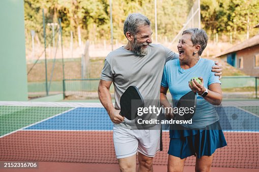 Pareja de ancianos jugando pickleball Pareja de ancianos jugando pickleball