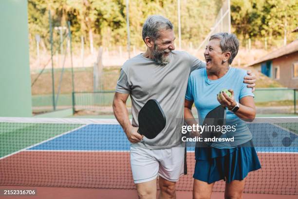 ピックルボールをする老夫婦 - アクティブシニア ストックフォトと画像