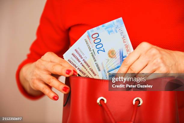 woman with rouble banknotes - money-talks-englische-redewendung stock-fotos und bilder