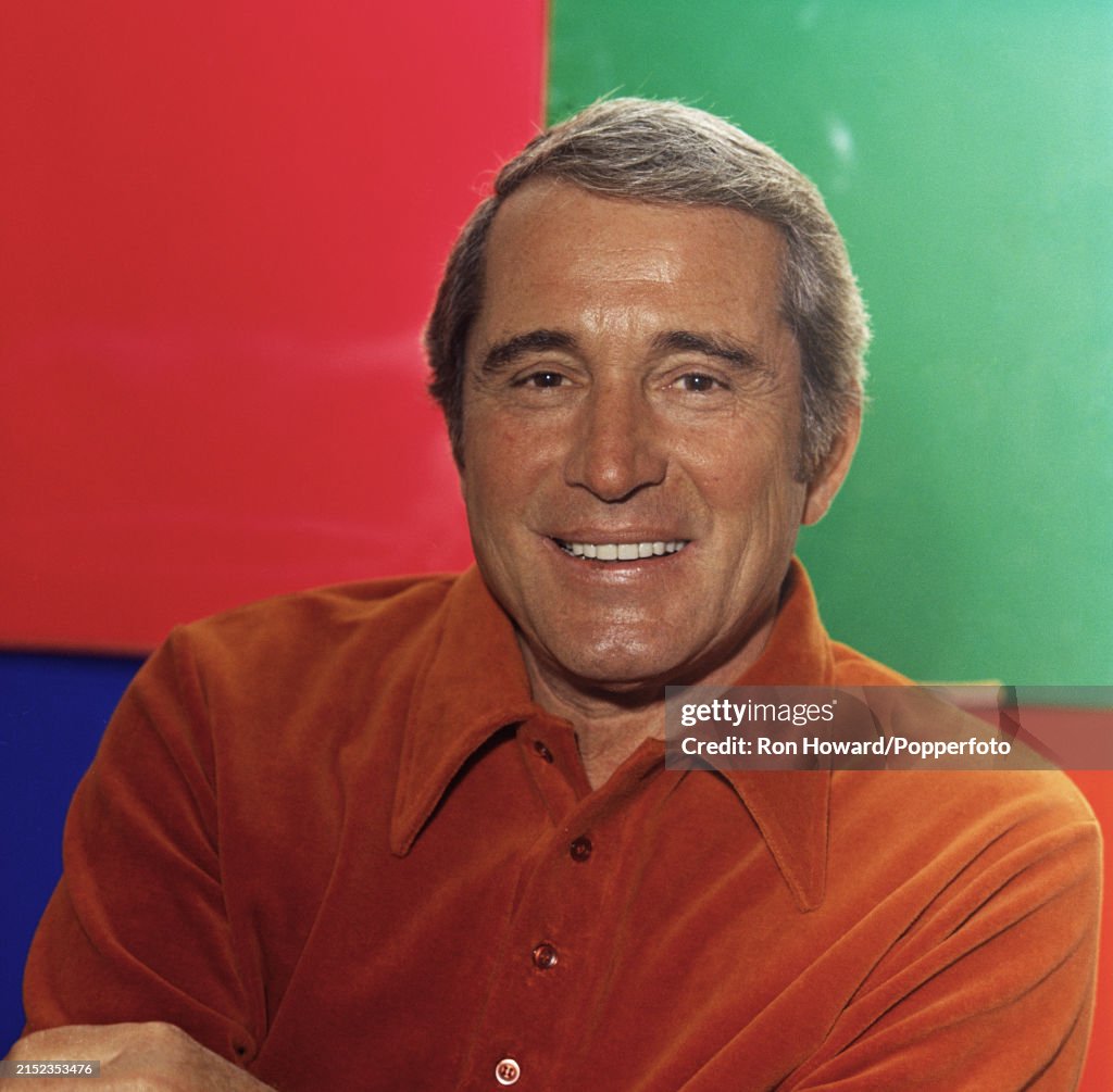 Perry Color American singer Perry Como posed in London circa 1970. News Photo ...