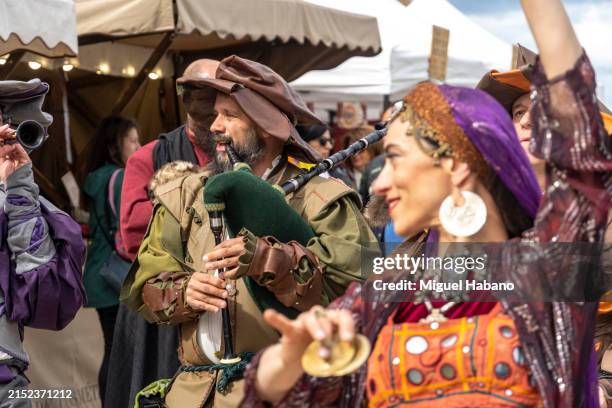 mittelalterlicher markt in den straßen der stadt - mittelaltermarkt stock-fotos und bilder