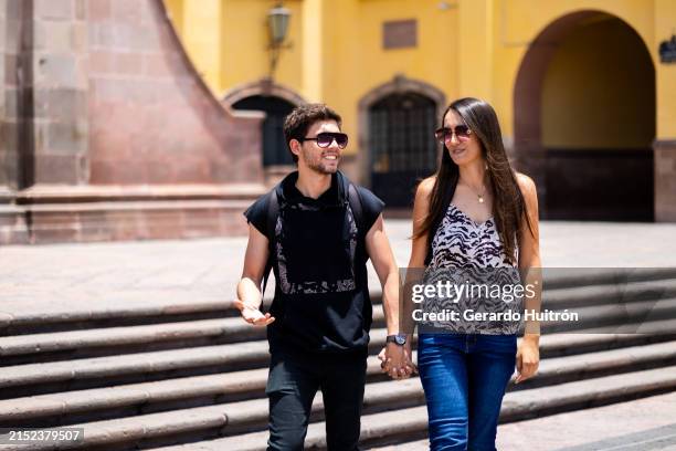 couple se promenant en tant que touriste dans la ville de queretaro - ville de queretaro photos et images de collection