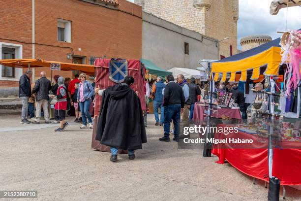 mittelalterlicher markt auf dem hauptplatz einer kleinen ländlichen stadt. - mittelaltermarkt stock-fotos und bilder