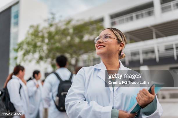jeune étudiante en médecine envisageant de sortir de l’université - étudiant en médecine photos et images de collection