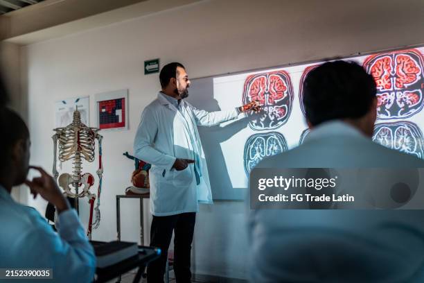 professeur de médecine mature enseignant le cerveau à des étudiants pendant un cours à l’université - neuroscience photos et images de collection