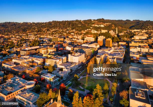 aérea del centro de berkeley durante la hora dorada - california fotografías e imágenes de stock