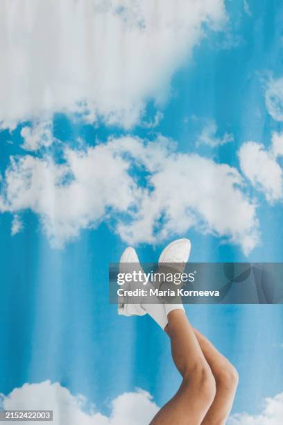 legs against blue sky. - joggeuse photos et images de collection