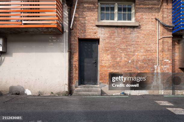 brick building with door - calle vacía fotografías e imágenes de stock